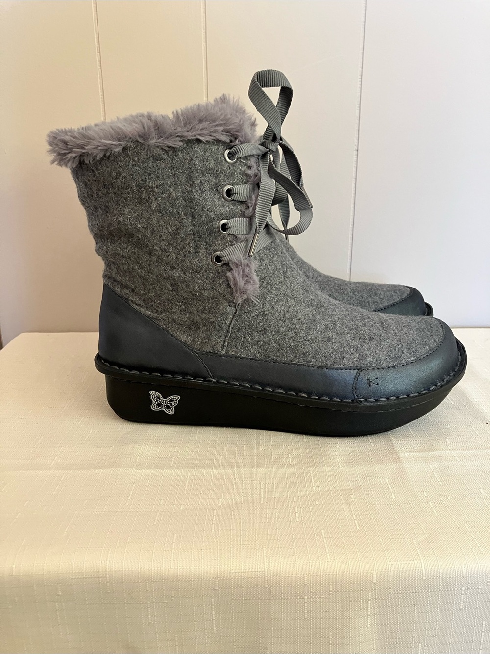 Alegria Gray Leather & Wool Blend Faux-Fur Trim Winter Boots size 40 Side Zip